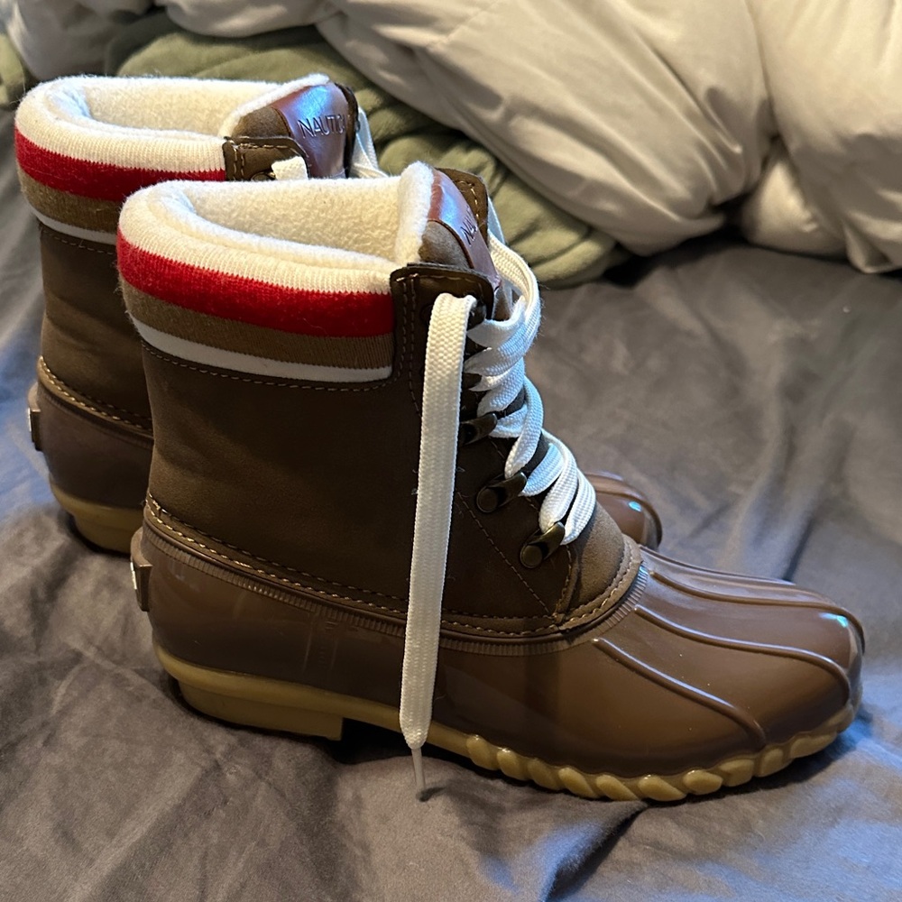 Nautica Cream and Blue Label